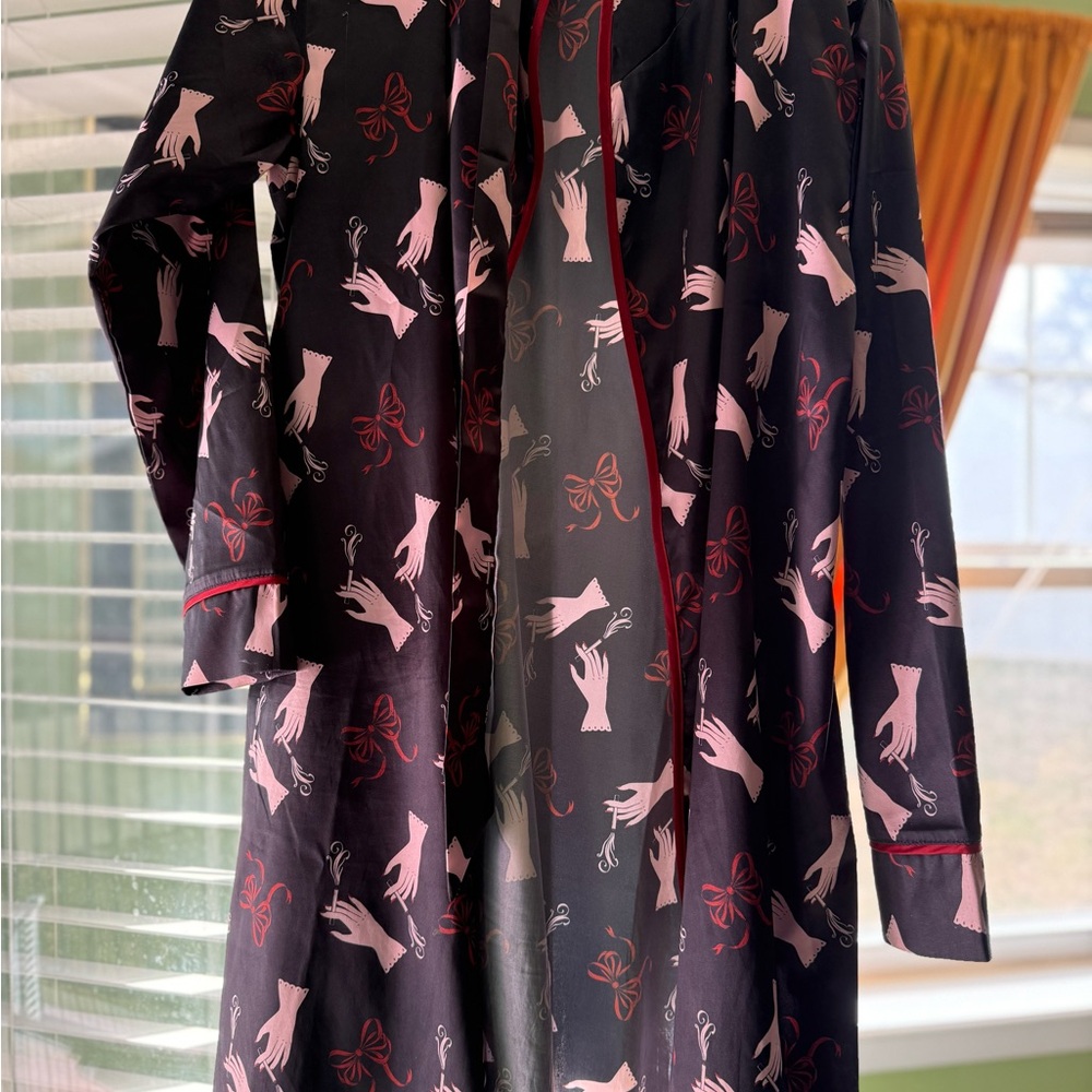 Bettie Page Black and Red Robe - Picture 2 of 2